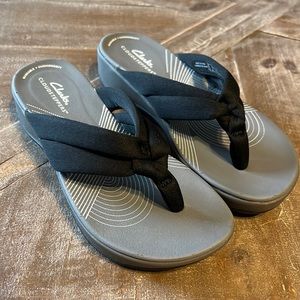 CLARKS FLIP FLOPS